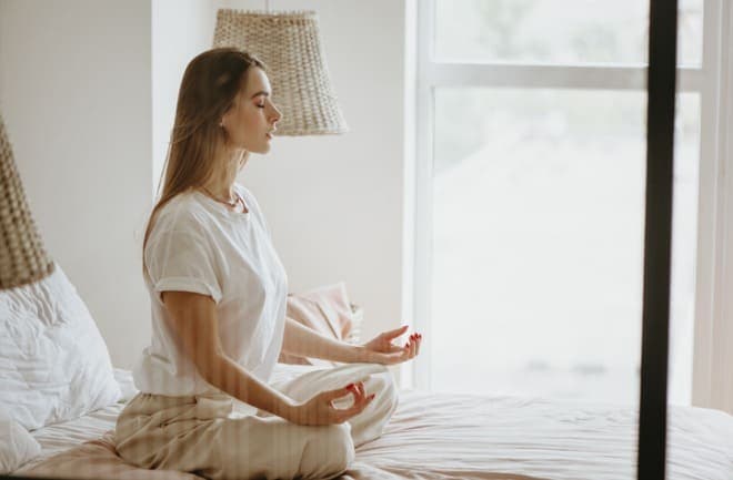 mulher meditando para acabar com a insônia